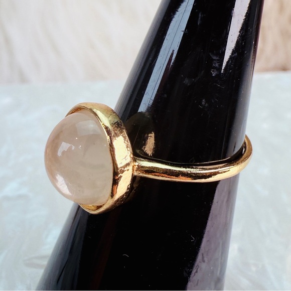 Goldtone light center accent, minimalist costume ring size 6 1/4 - Picture 4 of 4